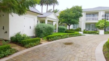 Los Angeles, Kaliforniya, ABD-4 Aralık 2022-POV-Kasvetli bir kış gününde sakin bir yürüyüş, Kaliforniya 'daki Miramar Plajı boyunca uzanan zarif Rosewood Oteli' nde gerçekleşir. Şey...