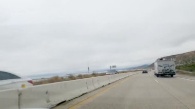 Los Angeles, California, ABD-4 Aralık 2022-POV Yolu 101. Rincon Sahili yakınlarında kasvetli, bulutlu bir kış günü.