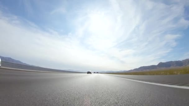 美国加利福尼亚州Hwy 2022年12月3日美国加利福尼亚州Hwy 从内华达州到加利福尼亚州的公路旅行中 白天驾车行驶在15号公路上 提供了风景秀丽的风景和各州之间令人兴奋的旅行 — 图库视频影像
