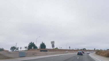 Los Angeles, California, ABD-4 Aralık 2022-POV Yolu 101. Rincon Sahili yakınlarında kasvetli, bulutlu bir kış günü.