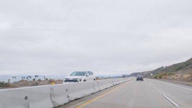 Los Angeles, California, ABD-4 Aralık 2022-POV Yolu 101. Rincon Sahili yakınlarında kasvetli, bulutlu bir kış günü.