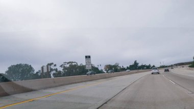 Los Angeles, California, ABD-4 Aralık 2022-POV Yolu 101. Rincon Sahili yakınlarında kasvetli, bulutlu bir kış günü.