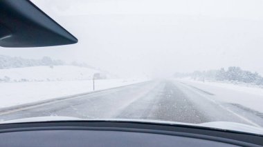 POV-Elektrikli araç Batı Colorado 'daki bir kış fırtınası sırasında I-70 otoyolunda ustaca yol alırken yakalandı..