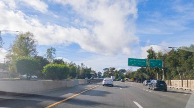 Los Angeles, California, ABD-4 Aralık 2022 HWY 101 'de Santa Barbara, California yakınlarında yol bulutlarla kaplanarak, hala kasvetli bir atmosfer yaratıyor.