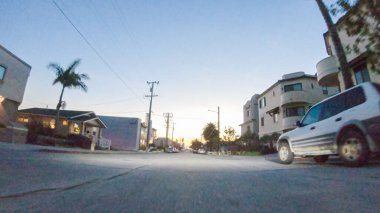 Los Angeles, California, ABD-4 Aralık 2022-POV-Güneş batarken, Pismo Sahili yakınlarında HWY 101 'de araba sürmek turuncu ve pembe tonlarda gökyüzü ile büyüleyici bir deneyim haline geliyor.