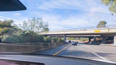 Los Angeles, California, ABD-4 Aralık 2022 HWY 101 'de Santa Barbara, California yakınlarında yol bulutlarla kaplanarak, hala kasvetli bir atmosfer yaratıyor.