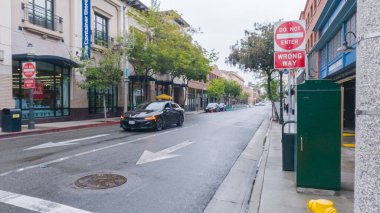 Pasadena, California, ABD-4 Aralık 2022 - Kasvetli bir kış gününde Pasadenas şehir merkezinde tarihi, ağaçlarla kaplı sokaklar sakin ve kasvetli bir atmosferle kaplanır.