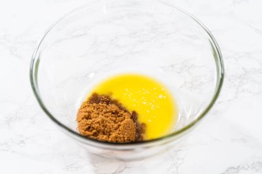 Limonlu haşhaşlı kek pişirmek için büyük bir bardakta ıslak malzemeler karıştırıyorum..