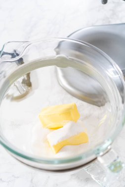 Mutfaktaki elektrikli mikserde pandaya benzeyen kurabiyeleri çikolatalı kremayla karıştırıyorum..