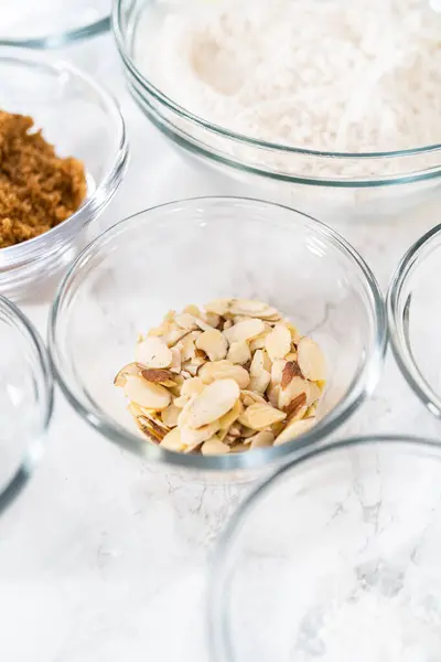 Ingredienti Misurati Ciotole Miscelazione Vetro Cuocere Muffin Semi Papavero Limone — Foto Stock
