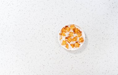 Düz yatıyordu. Tezgahın üstünde çıtır çıtır karamelli kekler var..