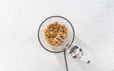 Düz yatıyordu. Malzemeleri karıştırıcı ile karıştırarak büyük bir karıştırma kabında Dulce de Leche kekleri pişiriyorum..