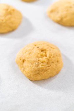 Mutfak tezgahında taze muzlu kurabiyeler serinliyor..