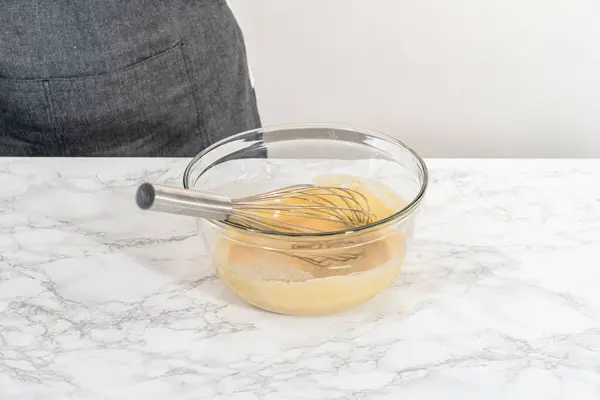 Mescolare Gli Ingredienti Umidi Una Grande Ciotola Vetro Cuocere Muffin — Foto Stock