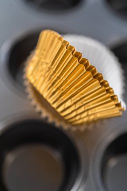 Hamur kepçesiyle kek hamurunu kek tepsisine fırınlamak ve kek pişirmek..