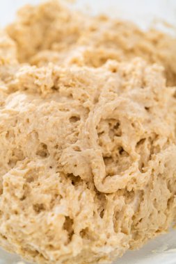 Islak ve kuru malzemelerle bardakta çırpma kabını karıştırıp limonlu haşhaşhaşlı kek pişirmek..