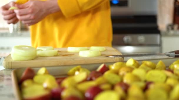 Uvítacím Prostředí Moderní Kuchyně Mladý Muž Pokračuje Procesu Přípravy Večeře — Stock video