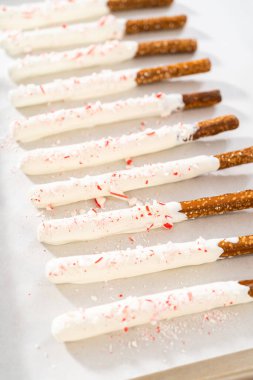 Ev yapımı çikolata kaplı çubuk çubuklar parşömen kağıdıyla kaplı bir kabın üzerinde kurutuluyor..