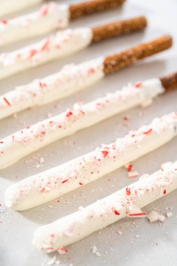 Ev yapımı çikolata kaplı çubuk çubuklar parşömen kağıdıyla kaplı bir kabın üzerinde kurutuluyor..