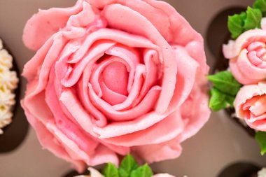 El değmemiş beyaz bir kek kutusunun içinde, her gurme kek bir sanat eseridir, tereyağı kremalı çiçeklerle süslenmiştir, canlı güllere ve lalelere benzemesi için güzelce tasarlanmıştır..