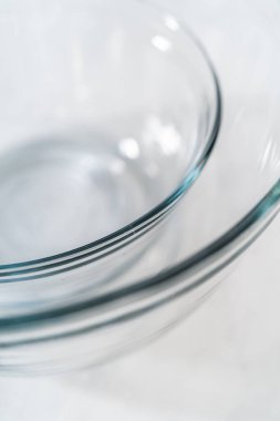 Mutfak tezgahında kek pişirmek için mutfak aletleri..