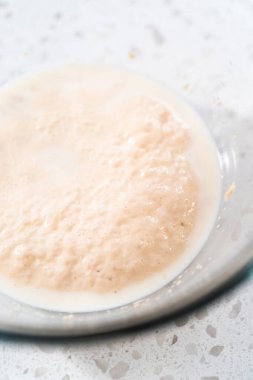 Bardaktaki kuru mayayı aktifleştirip karıştırarak naan dippers pişiriyorum..