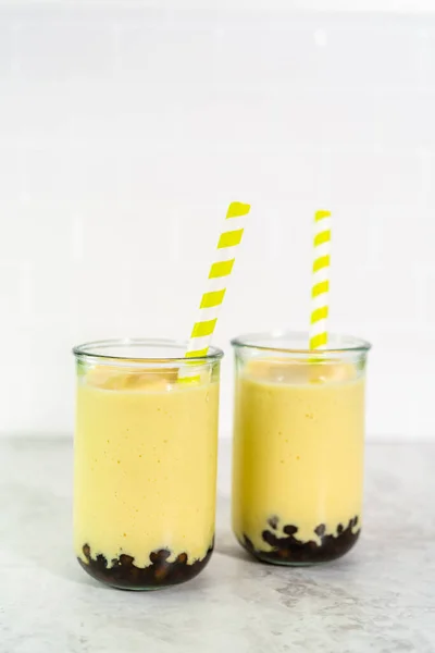 Freshly Made Mango Boba Smoothie Drinking Glass Paper Straw — Fotografia de Stock