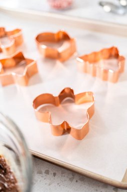 Kurabiye kesiciyi Noel kurabiyeli naneli şekerlemeyle dolduruyorum..