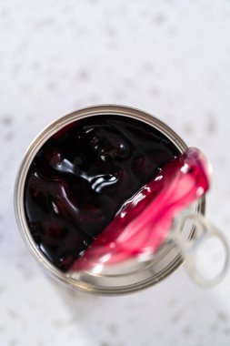 Tezgahta yaban mersinli turta ile metal bir kutu açtım..