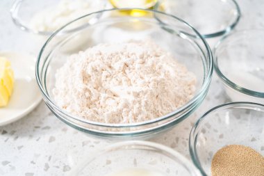 Naan Dippers pişirmek için cam karıştırma kabında ölçülmüş malzemeler..