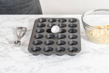 Hamur kepçesiyle kek hamuru pişirip kek tepsisine koymak ve kremalı mini vanilyalı kek pişirmek..