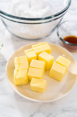 Kadehlerin içindeki ölçülü malzemeler. Karıştırma kâseleri. Mezar pembesi kremalı dondurma yapmak için..