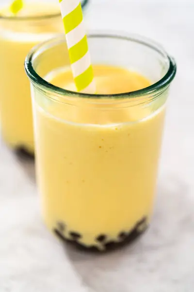 Freshly Made Mango Boba Smoothie Drinking Glass Paper Straw — Fotografia de Stock