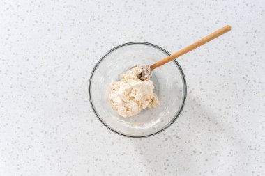 Düz yatıyordu. Büyük bir cam kasede ahşap bir kaşıkla karıştırılan malzemeler naan dippers pişirir..