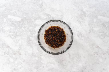 Düz yatıyordu. Mango boba smoothie için boba incileri hazırlıyorum..