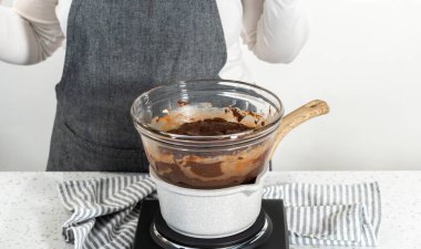 Çikolata parçacıkları ve diğer malzemeleri kaynayan suyun üzerine karıştırıp sade şekerleme hazırlamak..