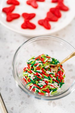 Çikolatalı simit Noel çelengi yapmak için cam karışımında ölçülmüş malzemeler..