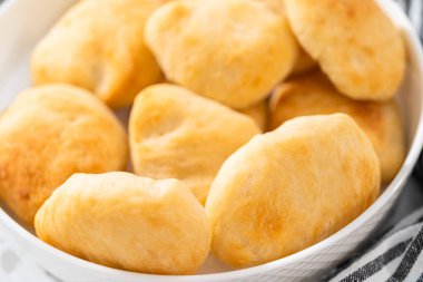 Beyaz bir tabakta ev yapımı naan dippers servis ediyorum..