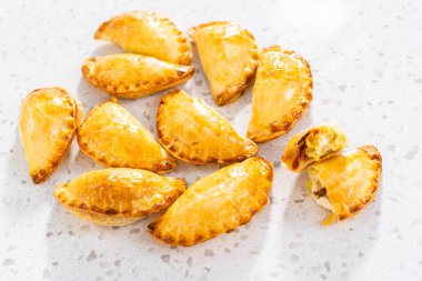 Mutfak tezgahında yumurta ve tatlı patatesli taze pişmiş börek..