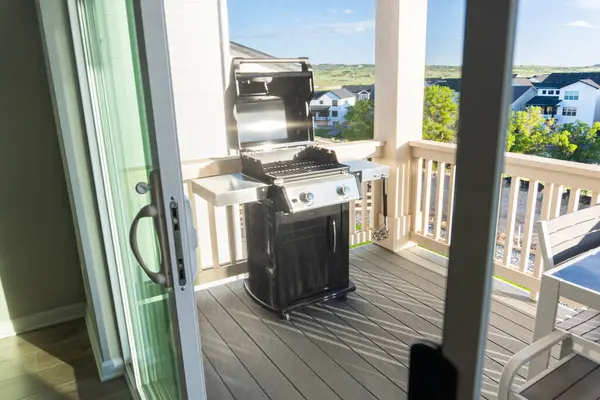 双燃烧器烤架 随时可使用 方便地放置在郊区一个住宅的阳台上 预示着一个愉快的壁画烹调体验 — 图库照片
