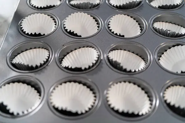 Scooping Cupcake Batter Dough Scoop Baking Cupcake Pan Liners Bake — Stock Photo, Image