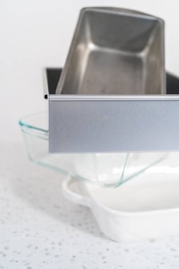 Mutfak tezgahında çeşitli temiz fırın tavaları var..