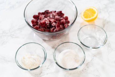 Tezgahın üzerine dikkatlice yerleştirilmiş ölçülü malzemelerle nefis bir ahududu keki hazırlığı başlıyor ve her türlü tatlıya lezzetli meyveli pasta sözü veriyor..