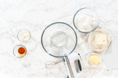 Düz yatıyordu. Lezzetli bir ikram yaratmak için, ev yapımı krem peynir kreması yapma süreci mükemmel bir doku ve tat elde etmek için kremalı malzemeleri çırpmayı içerir..