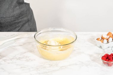 Bir çırpma makinesiyle, ölçülen malzemeler bir araya gelir. Pasta hamurunu bu lezzetli keke hazırlamak için ustalıkla karıştırılır..