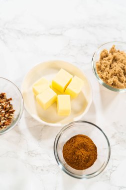 Bardaktaki ölçülü malzemeler mayasız tarçınlı kek pişirmek için karıştırılmış kaseler..