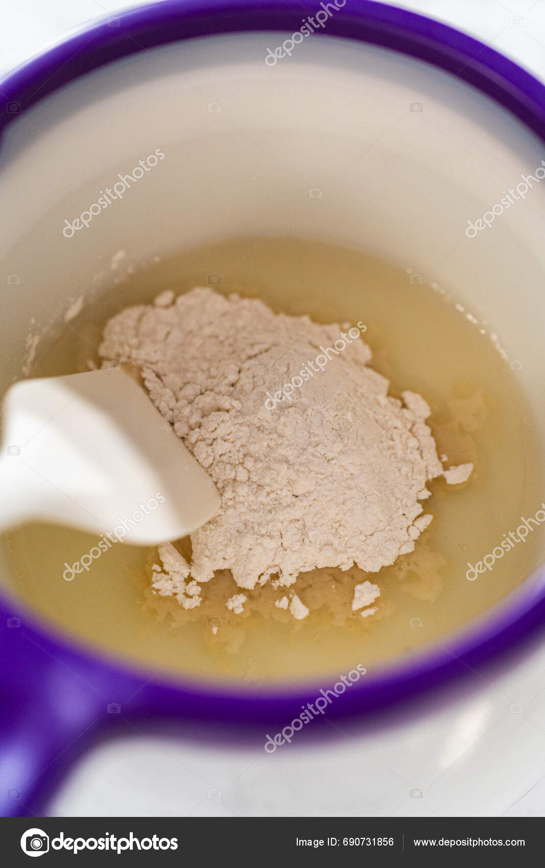 Vegetable Shortening Expertly Melted Greasing Bundt Cake Pan Setting