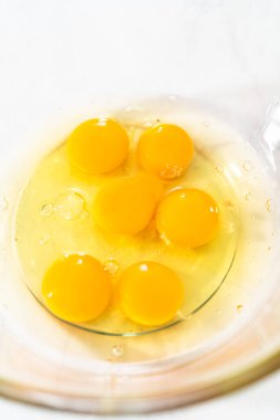 Limonlu yaban mersinli kek pişirmek için büyük bir bardakta ıslak malzemeler karıştırıyorum..