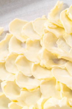 Oda sıcaklığında tuzsuz tereyağı yaymak vejetaryen parti tereyağı tahtası hazırlamak için..