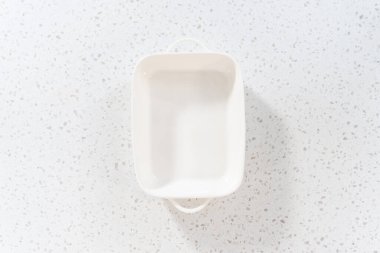 Düz yatıyordu. Mutfak tezgahında çeşitli temiz fırın tavaları var..